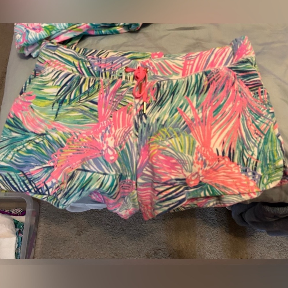 🌈 Lilly Pulitzer slight faded and pilling printed drawstring shorts size Large
